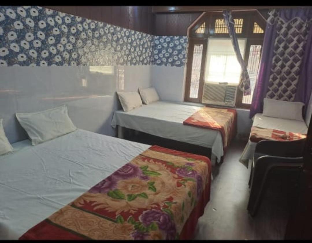 Kashi Annapurna Guest House Варанаси Стая снимка